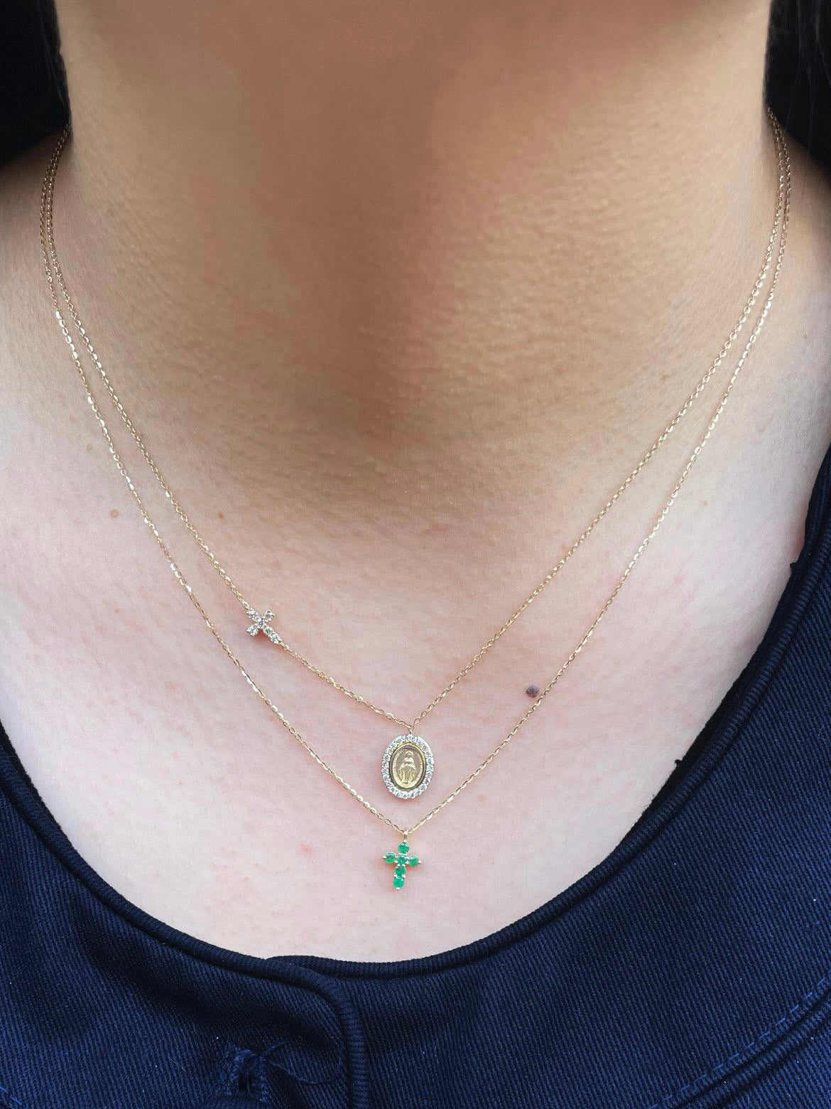 Collar con cruz de esmeralda