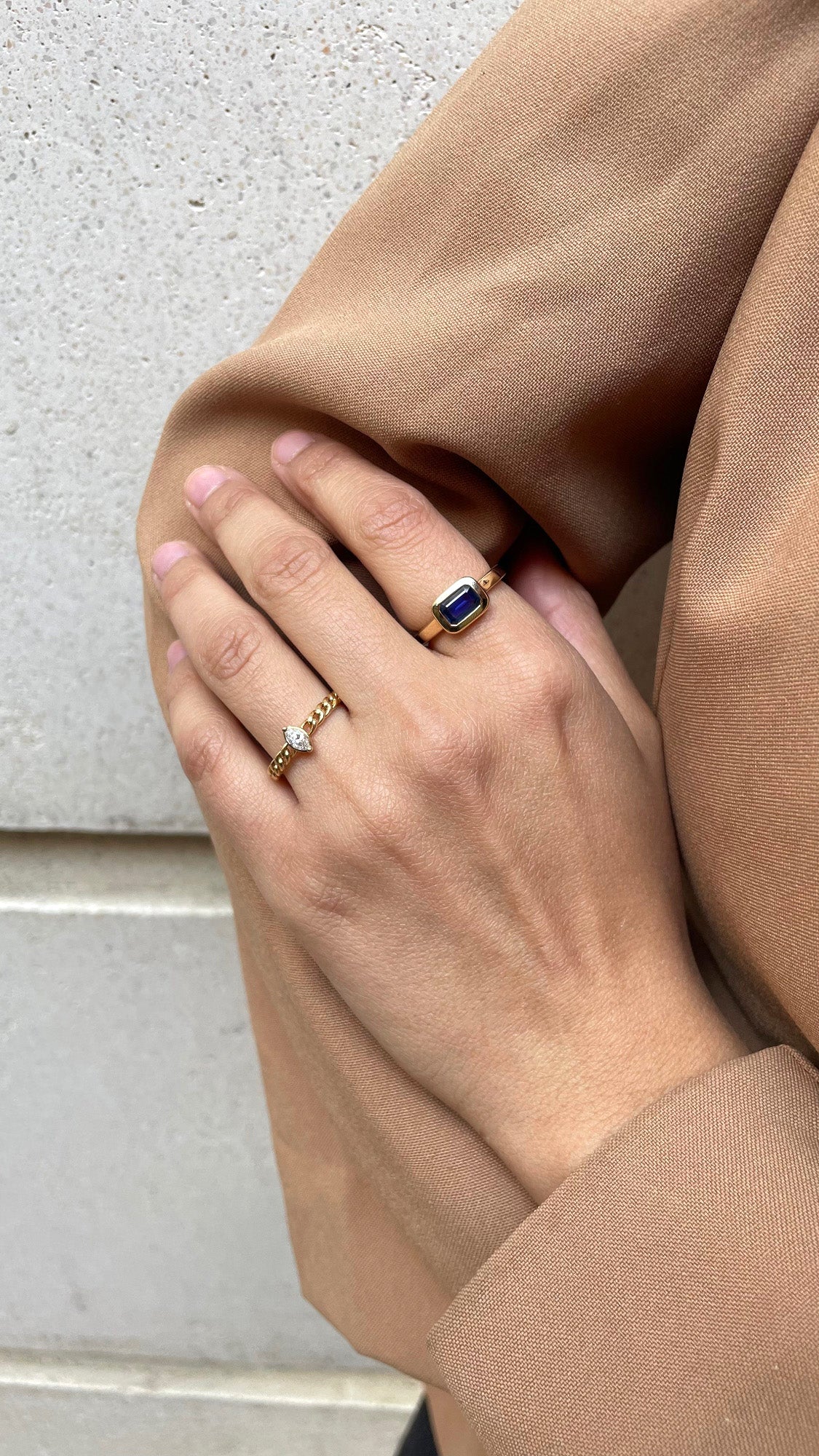 Anillo con zafiro biselado