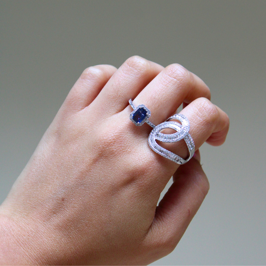 Anillo de circulos con diamantes