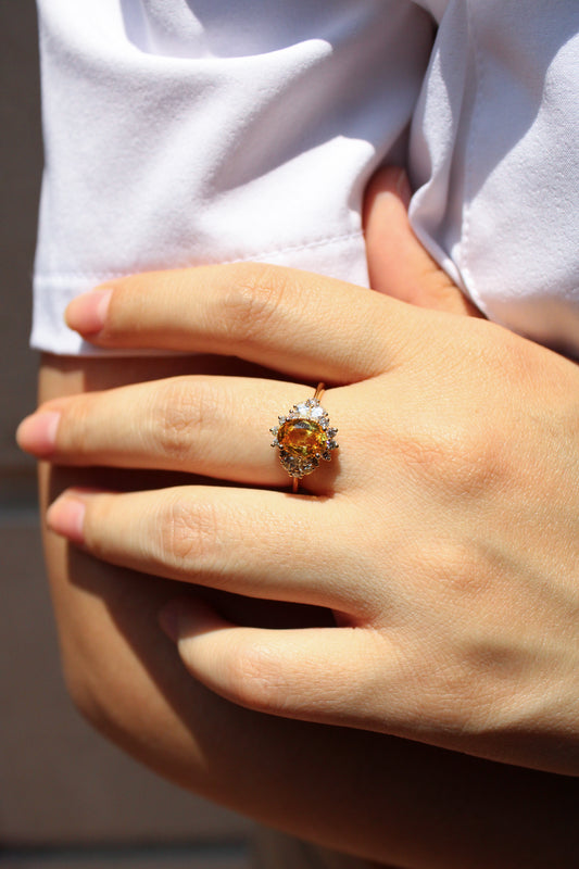 Anillo de zafiro amarillo