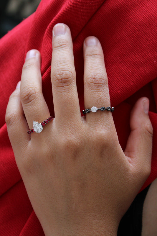 Anillo de diamantes negros