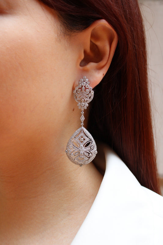 Aretes largos en forma de gota