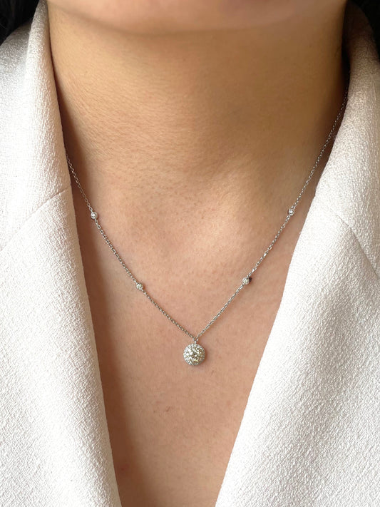 Collar media esfera con diamantes