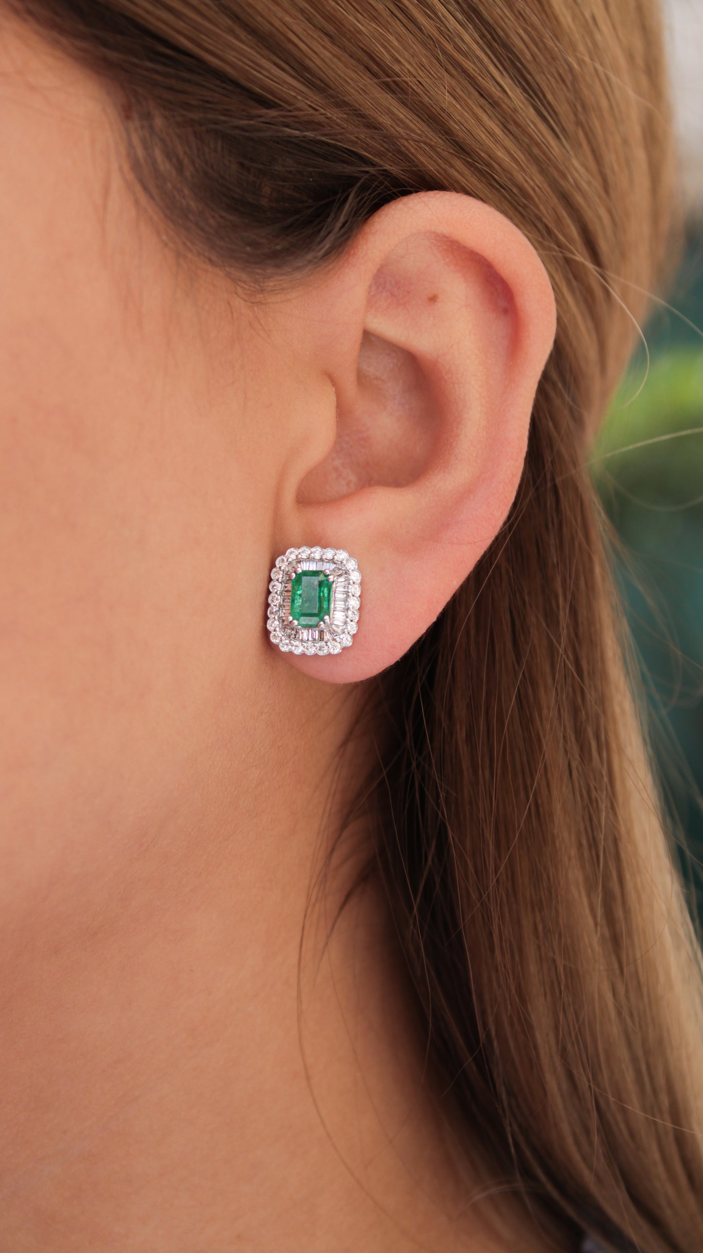 Aretes Esmerald Court